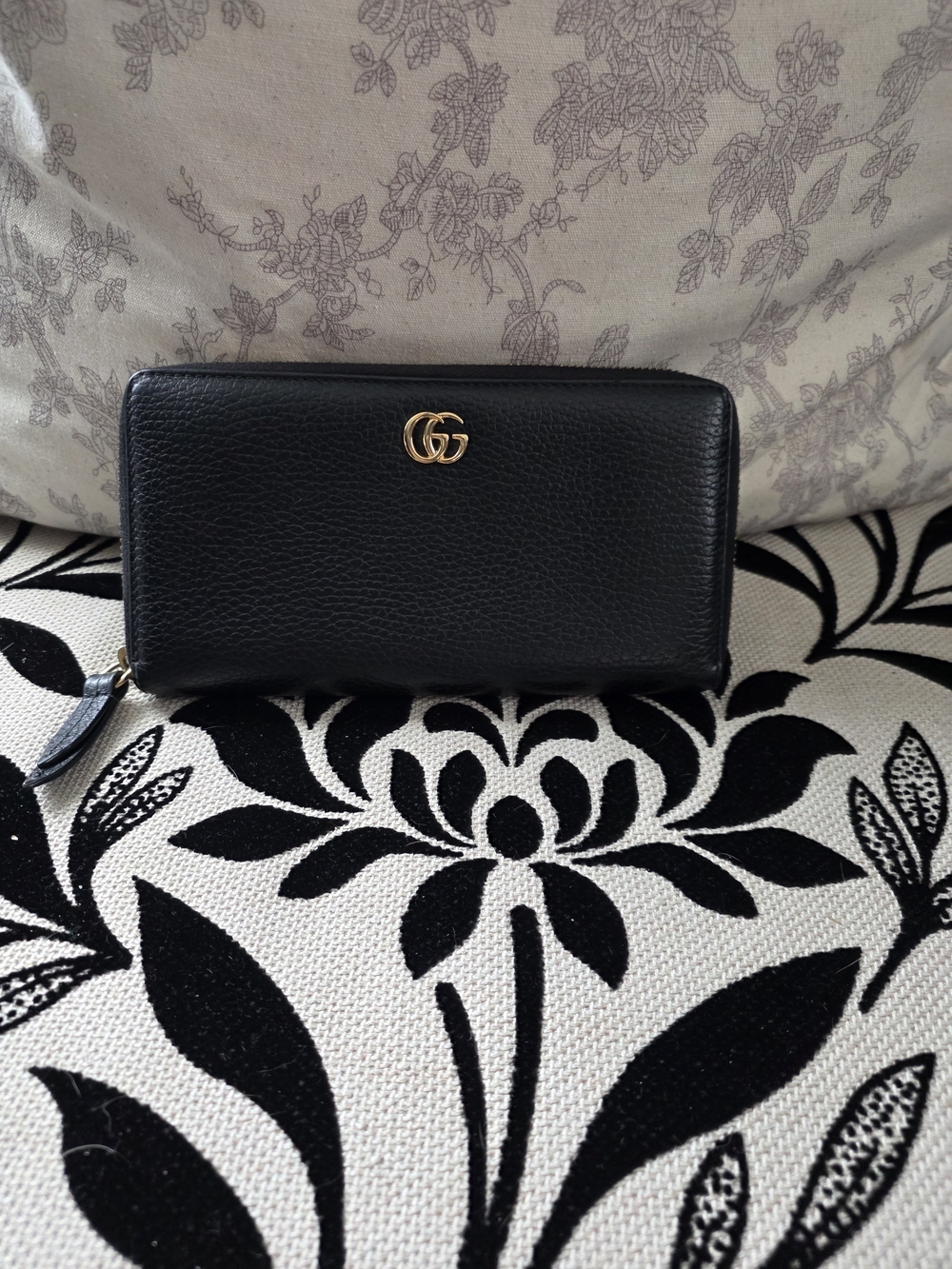 Gucci Black Leather Zip Wallet with Gold Logo w/COA